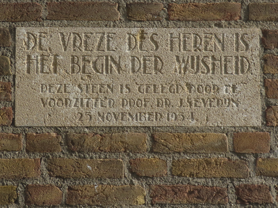 851339 Afbeelding van de eerste steen van het Christelijk Gymnasium Utrecht (Koningsbergerstraat 2) te Utrecht rechts ...